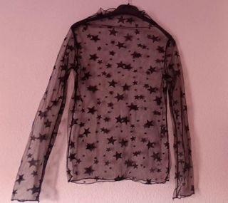 Blusa negra de red con estrellas
