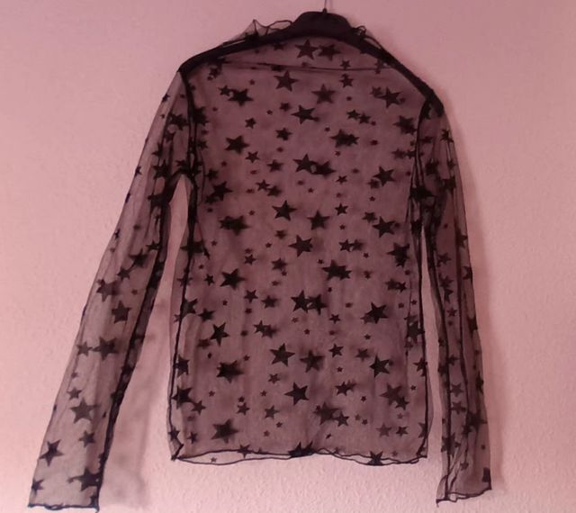 Blusa negra de red con estrellas