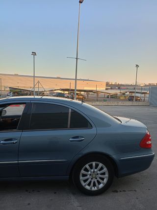 Mercedes-Benz 220e 2005