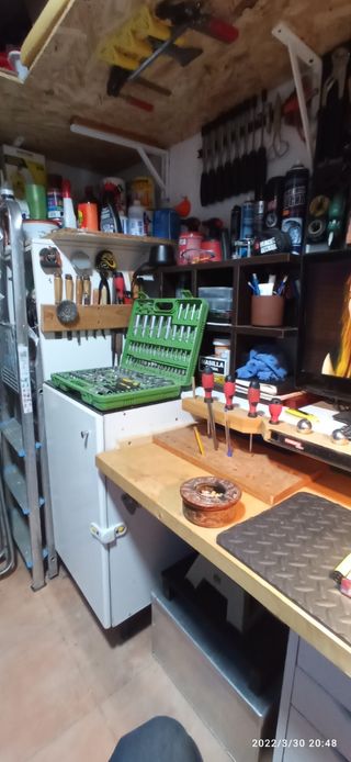 Se hacen pequeñas reparaciones en el hogar