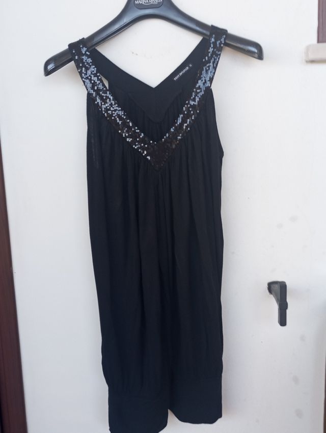 Canotta con scollatura a v arricchita da paiette