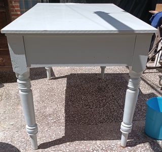 🏡 Mesa Blanca Vintage con Patas Torneadas
