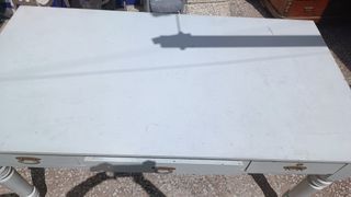 🏡 Mesa Blanca Vintage con Patas Torneadas