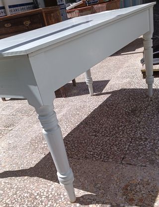 🏡 Mesa Blanca Vintage con Patas Torneadas