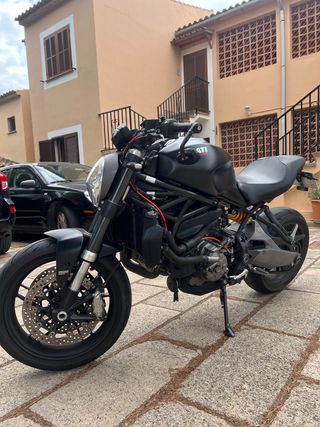 Ducati Monster 821 - Negra