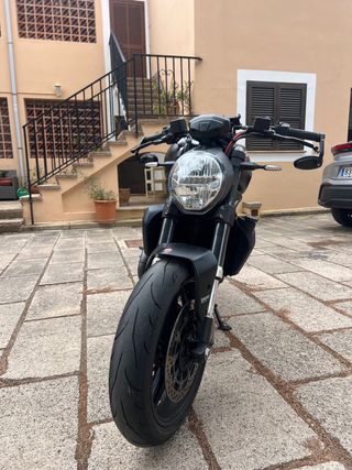 Ducati Monster 821 - Negra
