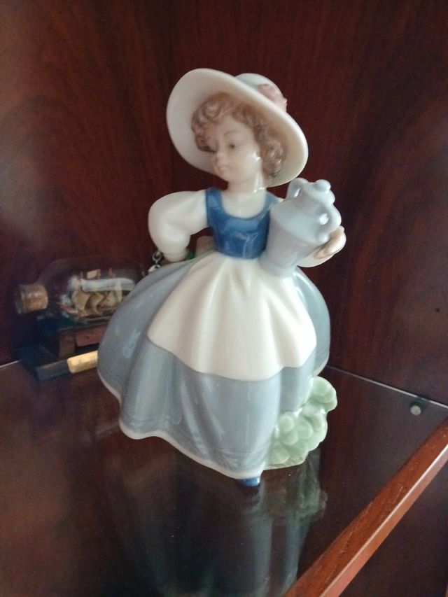 Niña con jarrón NAO. Lladro.  Figuras antigua
