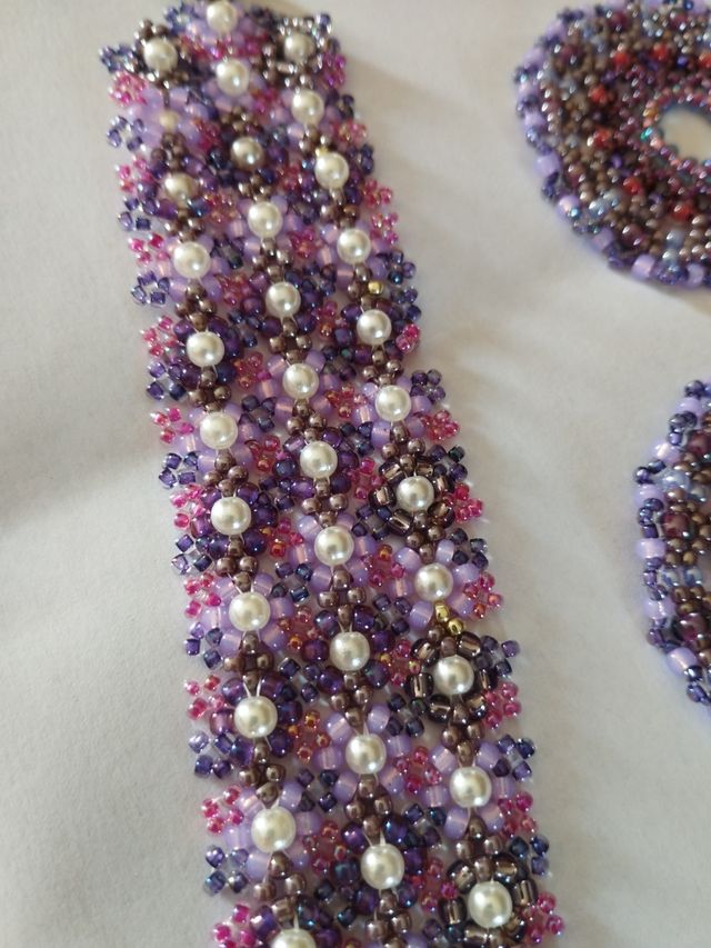 Bracciale e orecchini viola e rosa