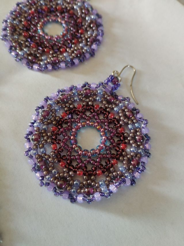 Bracciale e orecchini viola e rosa