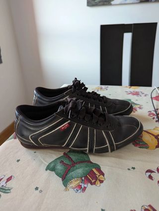 Zapatos Levis marrones. Talla 42
