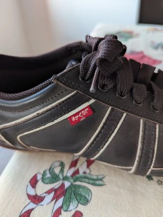 Zapatos Levis marrones. Talla 42