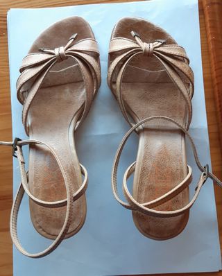 Sandalias tacón piel beige