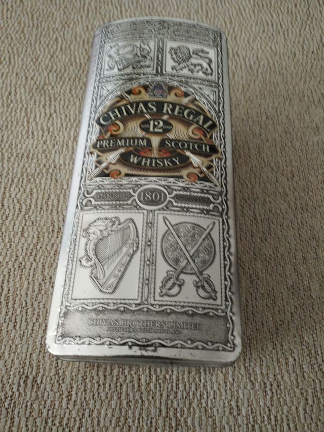 Caja metálica Chivas