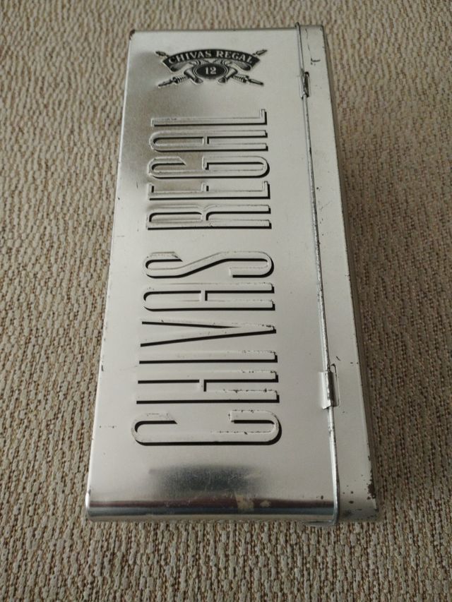 Caja metálica Chivas