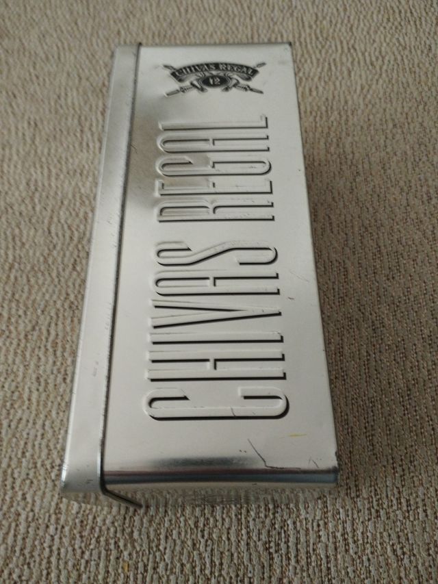 Caja metálica Chivas