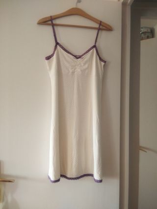 Camisón beige lunares morados