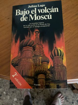 Bajo el volcán de Moscú (Documento) (Spanish ...