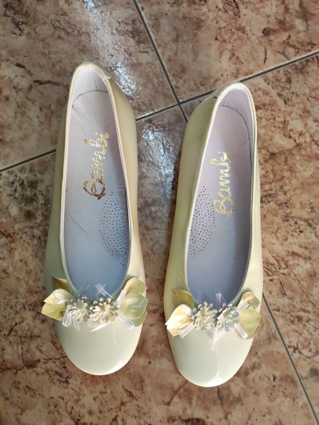 Manoletinas niña charol beige nº36