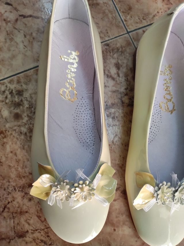 Manoletinas niña charol beige nº36