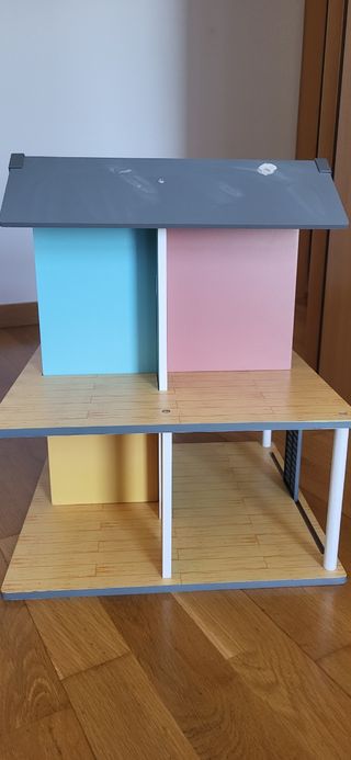 Casita de muñecas de madera. Se vende todo junto.