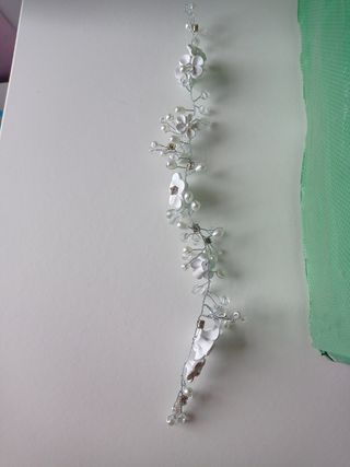 Tocado plata y blanco