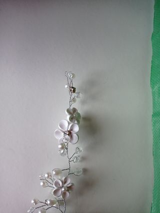 Tocado plata y blanco