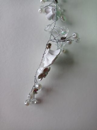 Tocado plata y blanco