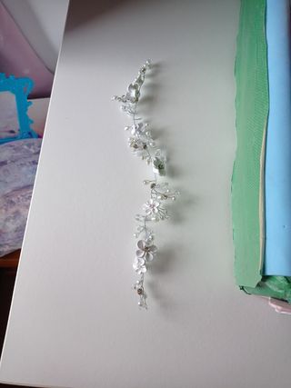 Tocado plata y blanco