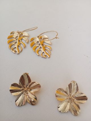 2 pares de pendientes dorados