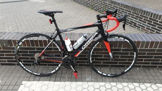 Bici orbea negro y roja.