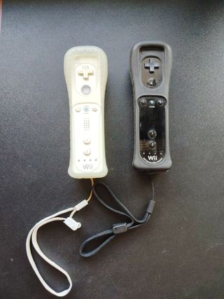 Wii Negra - Consola + 2 Wiimotes