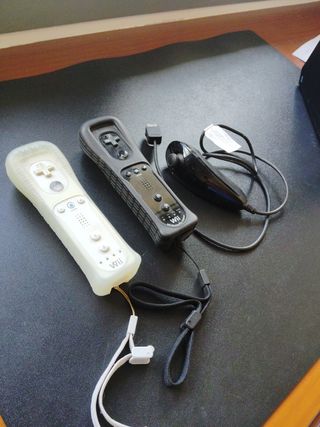 Wii Negra - Consola + 2 Wiimotes