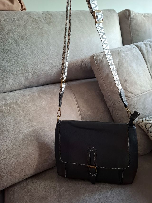 Bolso bandolera negro muy espacioso.