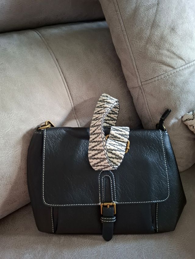 Bolso bandolera negro muy espacioso.