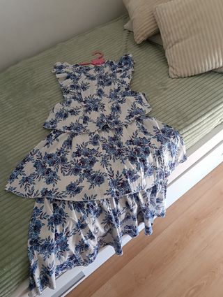 Vestido floral azul y blanco