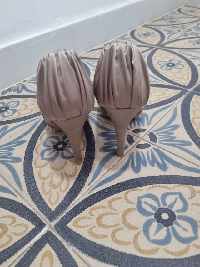 Zapatos salón beige fiesta y bolso a juego