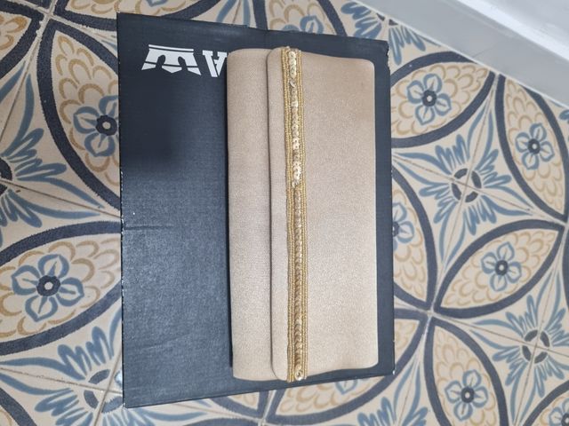 Zapatos salón beige fiesta y bolso a juego