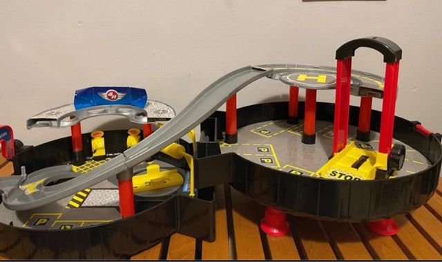 Estacionamento de malas para crianças