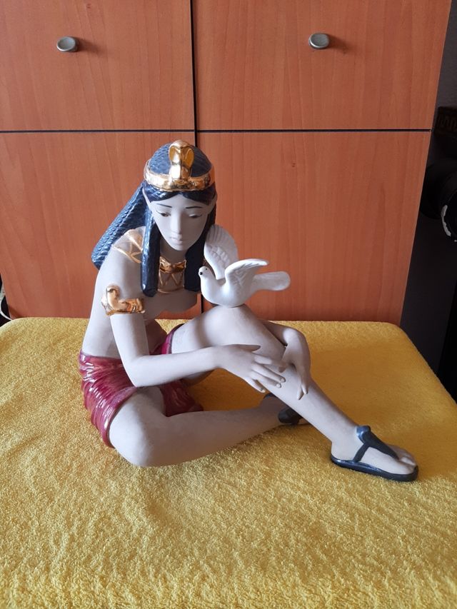 Figura egipcia de porcelana con paloma