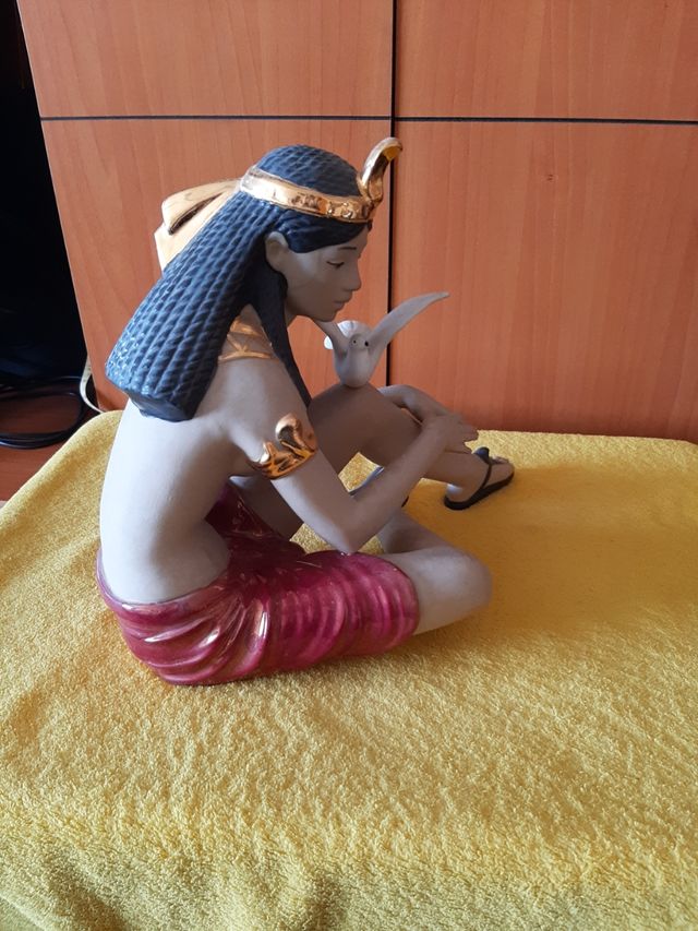 Figura egipcia de porcelana con paloma