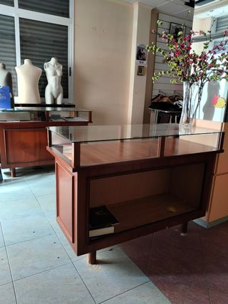 Mostrador con vitrina de tienda antigua. 
