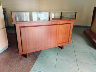 Mostrador con vitrina de tienda antigua. 