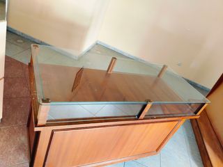 Mostrador con vitrina de tienda antigua. 