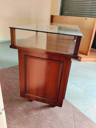 Mostrador con vitrina de tienda antigua. 