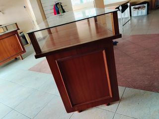 Mostrador con vitrina de tienda antigua. 