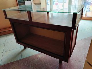 Mostrador con vitrina de tienda antigua. 