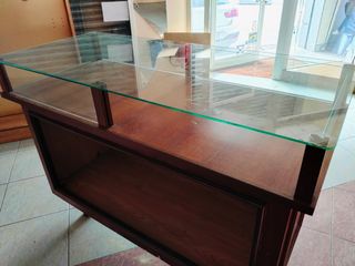 Mostrador con vitrina de tienda antigua. 