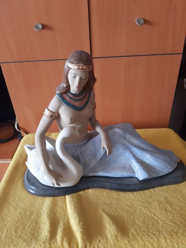 Figura egipcia con cisne en porcelana