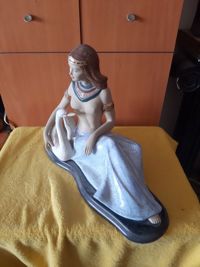 Figura egipcia con cisne en porcelana