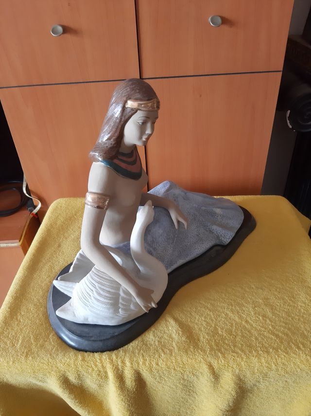 Figura egipcia con cisne en porcelana